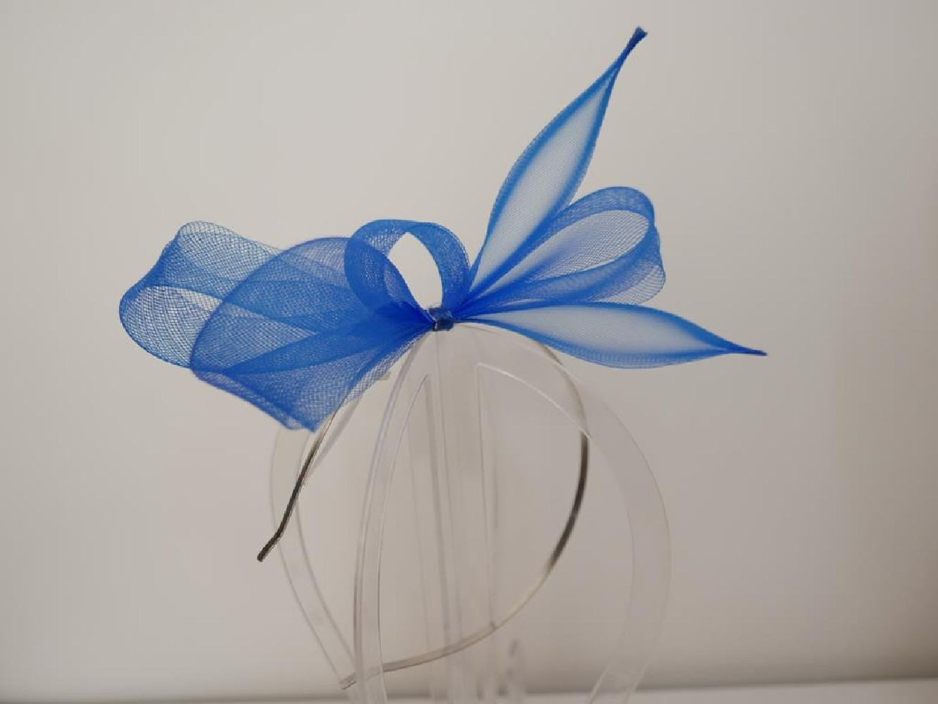 Niebieski fascynator z crin na przepasce
