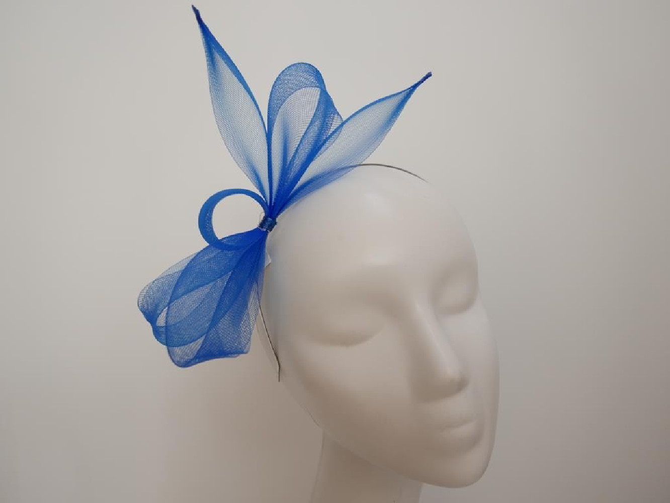 Niebieski fascynator z crin na przepasce