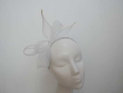 Biały fascynator z crin na przepasce