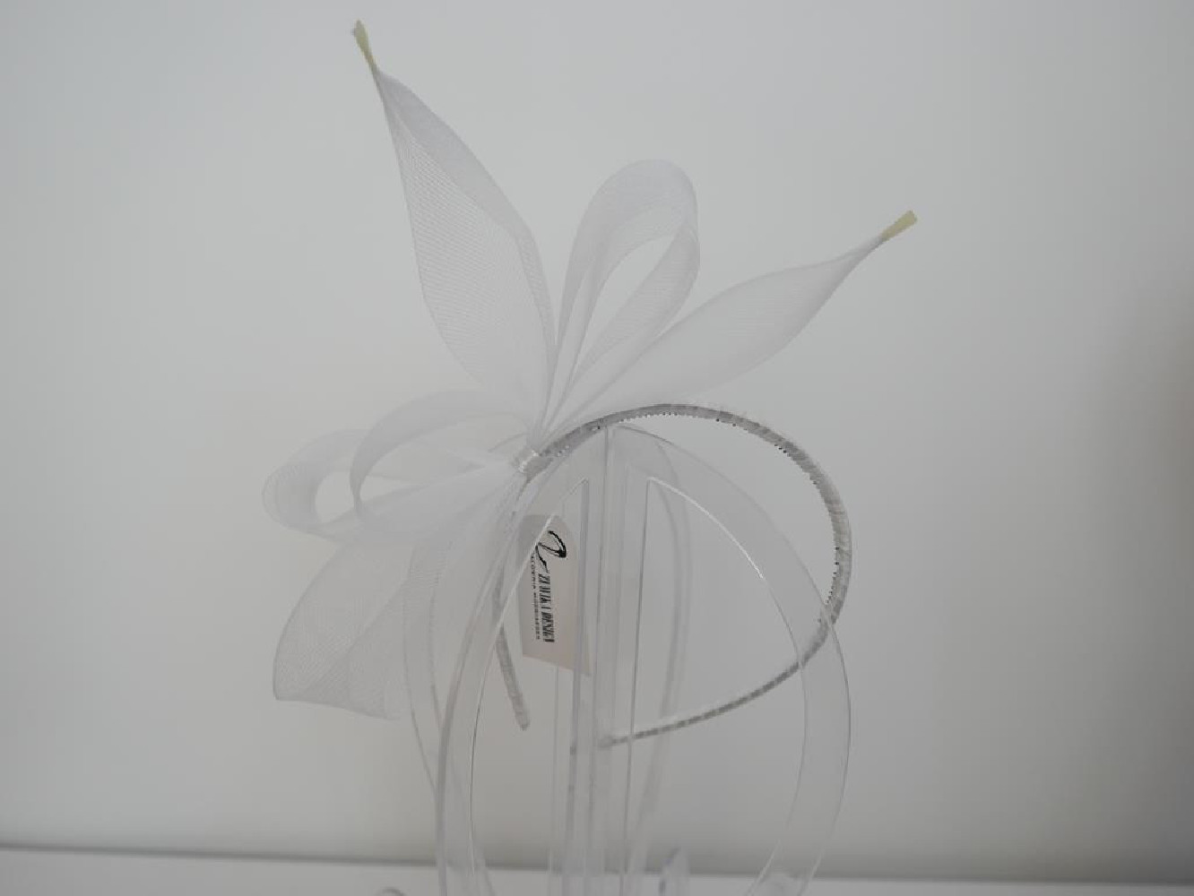 Biały fascynator z crin na przepasce