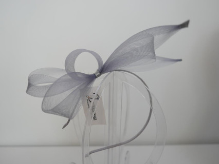 Szary fascynator z crin na przepasce