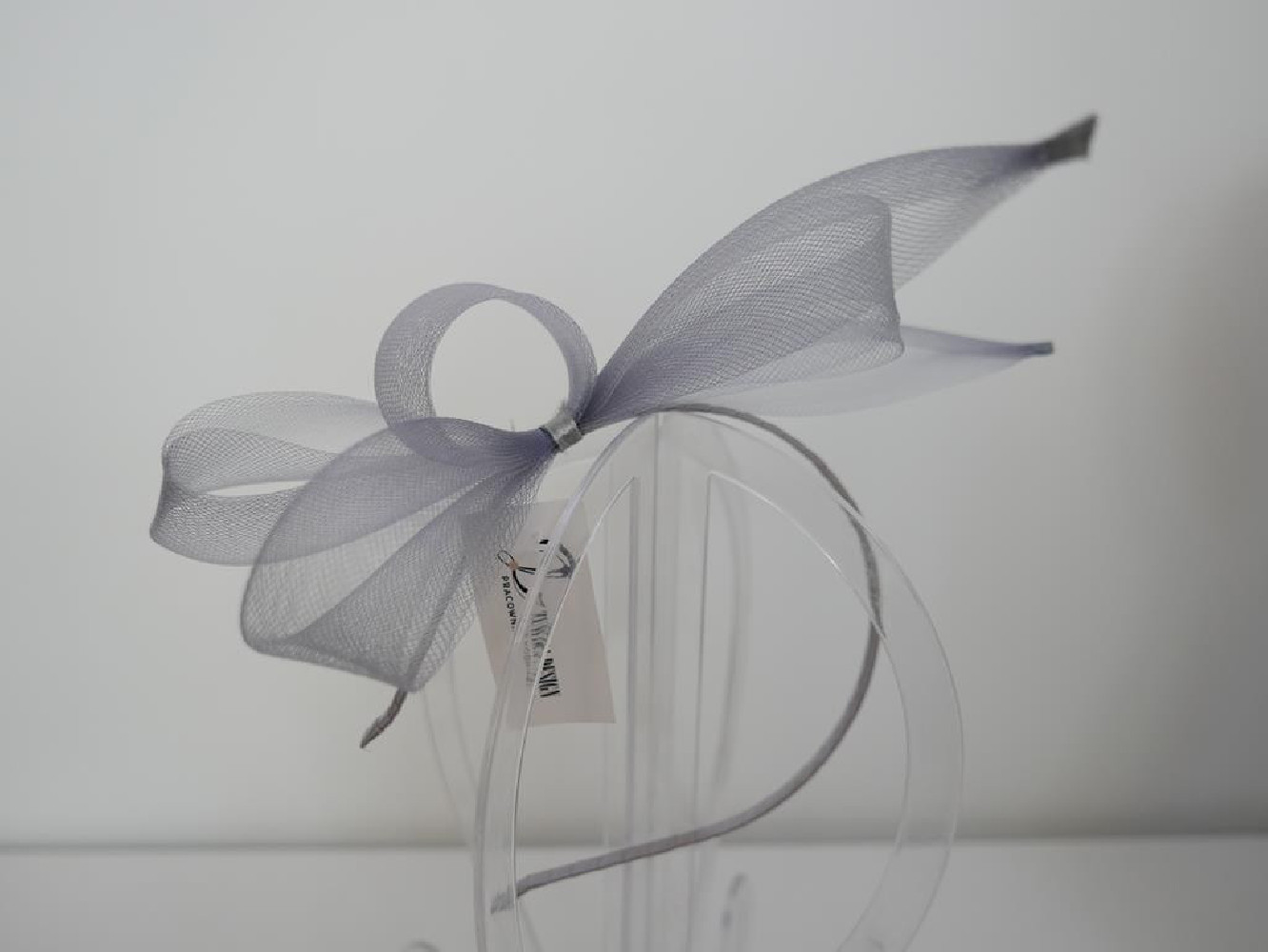 Szary fascynator z crin na przepasce