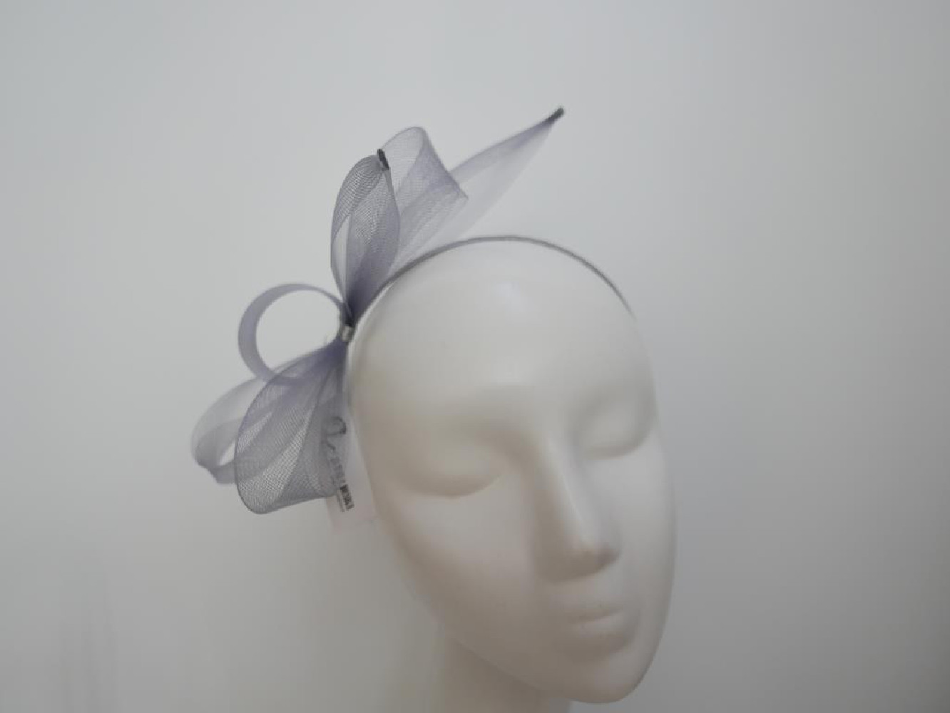 Szary fascynator z crin na przepasce