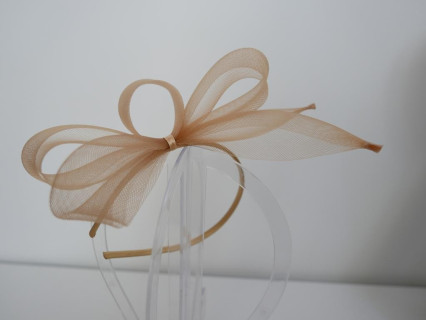 Beżowy fascynator z crin na przepasce