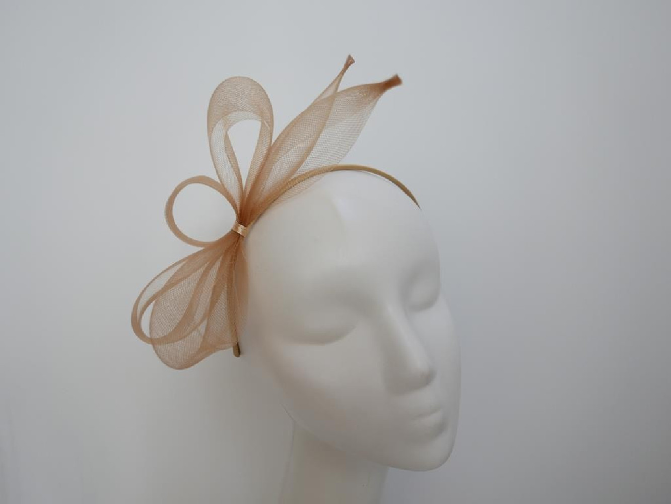 Beżowy fascynator z crin na przepasce