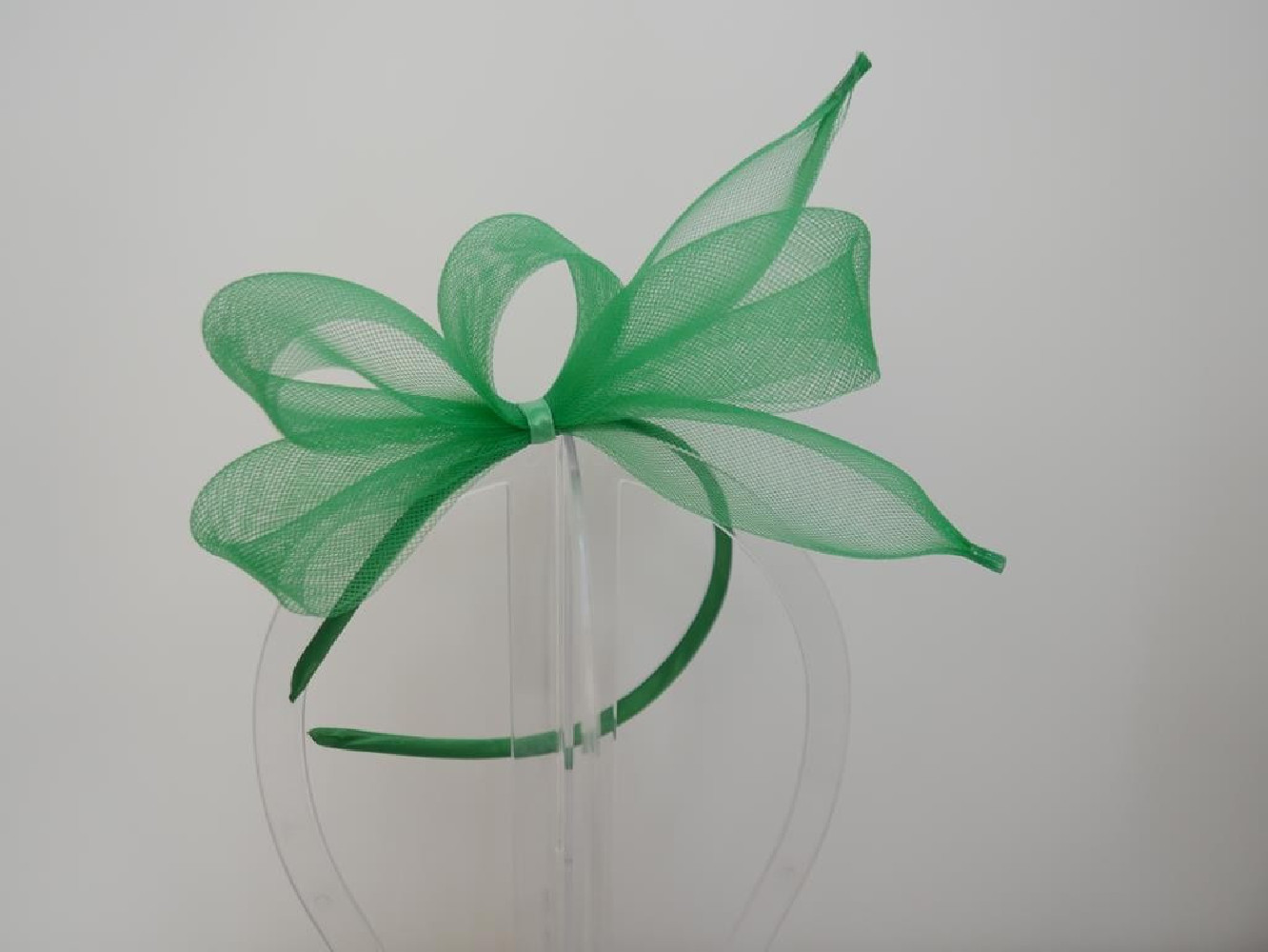Zielony fascynator z crin na przepasce