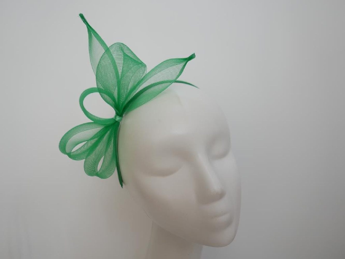 Zielony fascynator z crin na przepasce