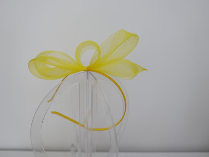 Żółty fascynator z crin na przepasce