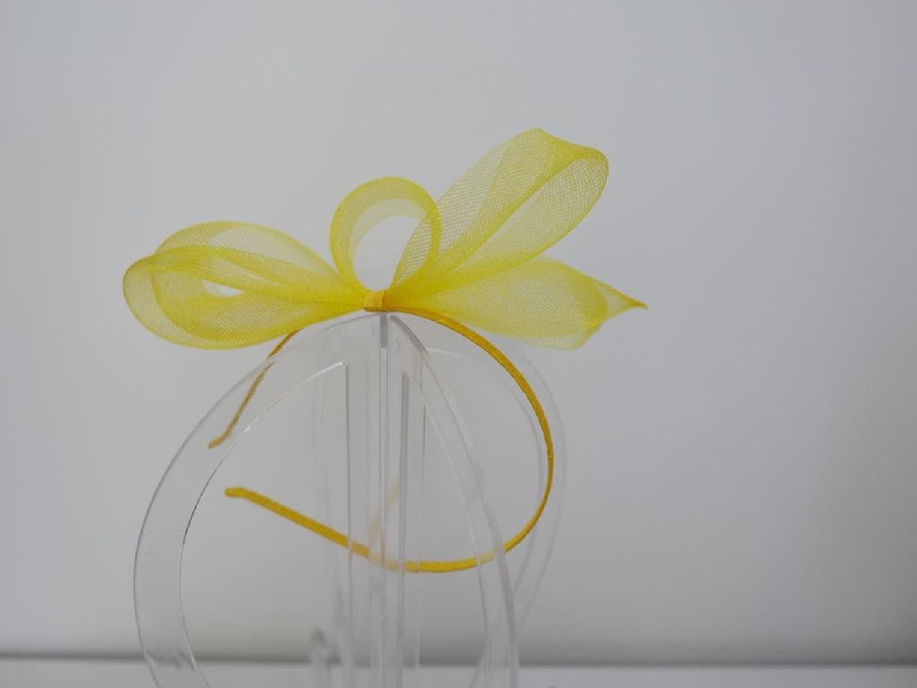 Żółty fascynator z crin na przepasce