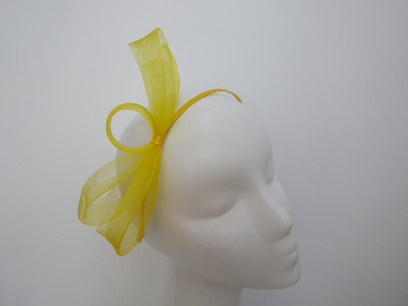 Żółty fascynator z crin na przepasce