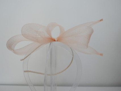 Morelowy fascynator z crin na przepasce