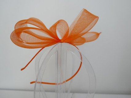 Pomarańczowy fascynator z crin na przepasce