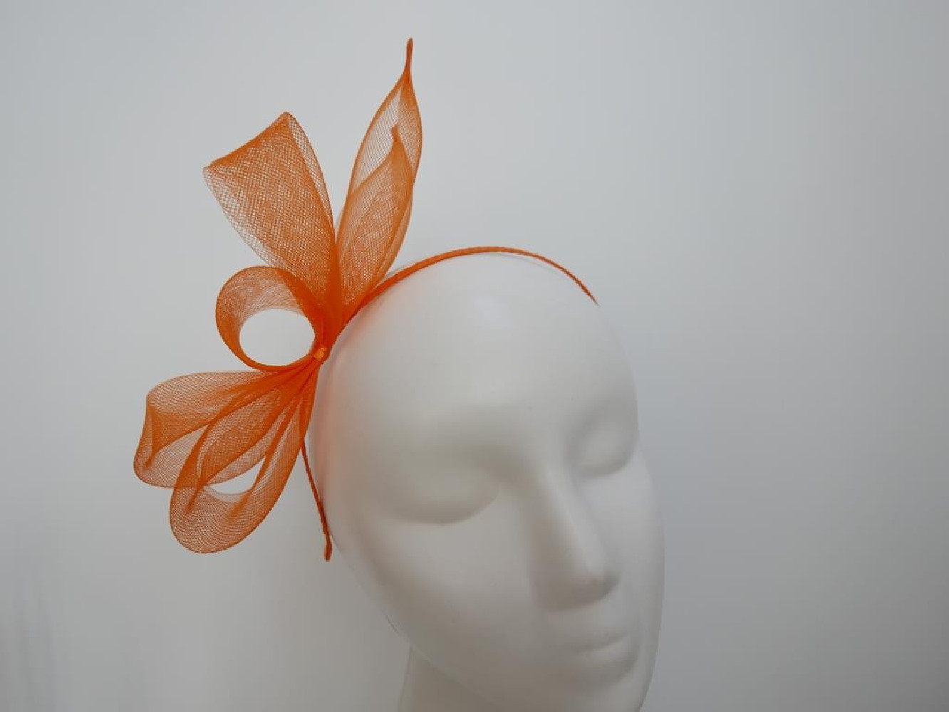 Pomarańczowy fascynator z crin na przepasce