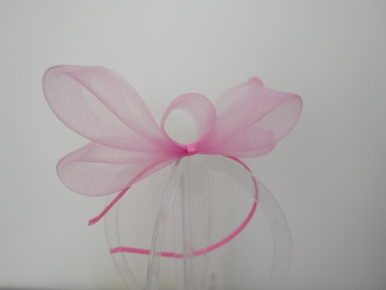 Jasny róż fascynator z crin na przepasce