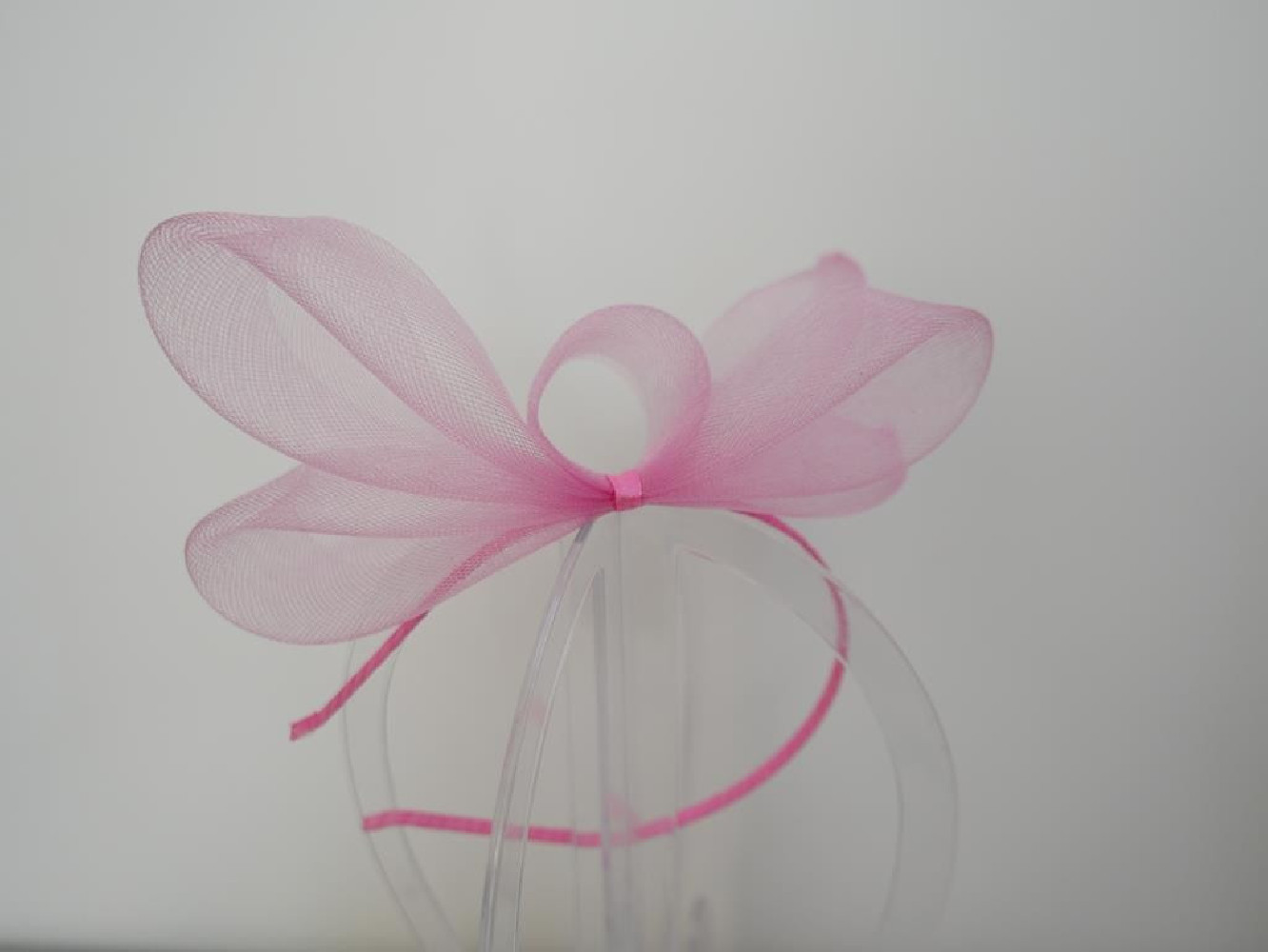 Jasny róż fascynator z crin na przepasce