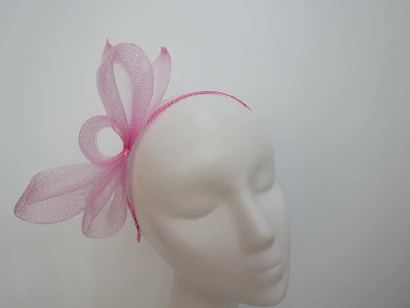 Jasny róż fascynator z crin na przepasce