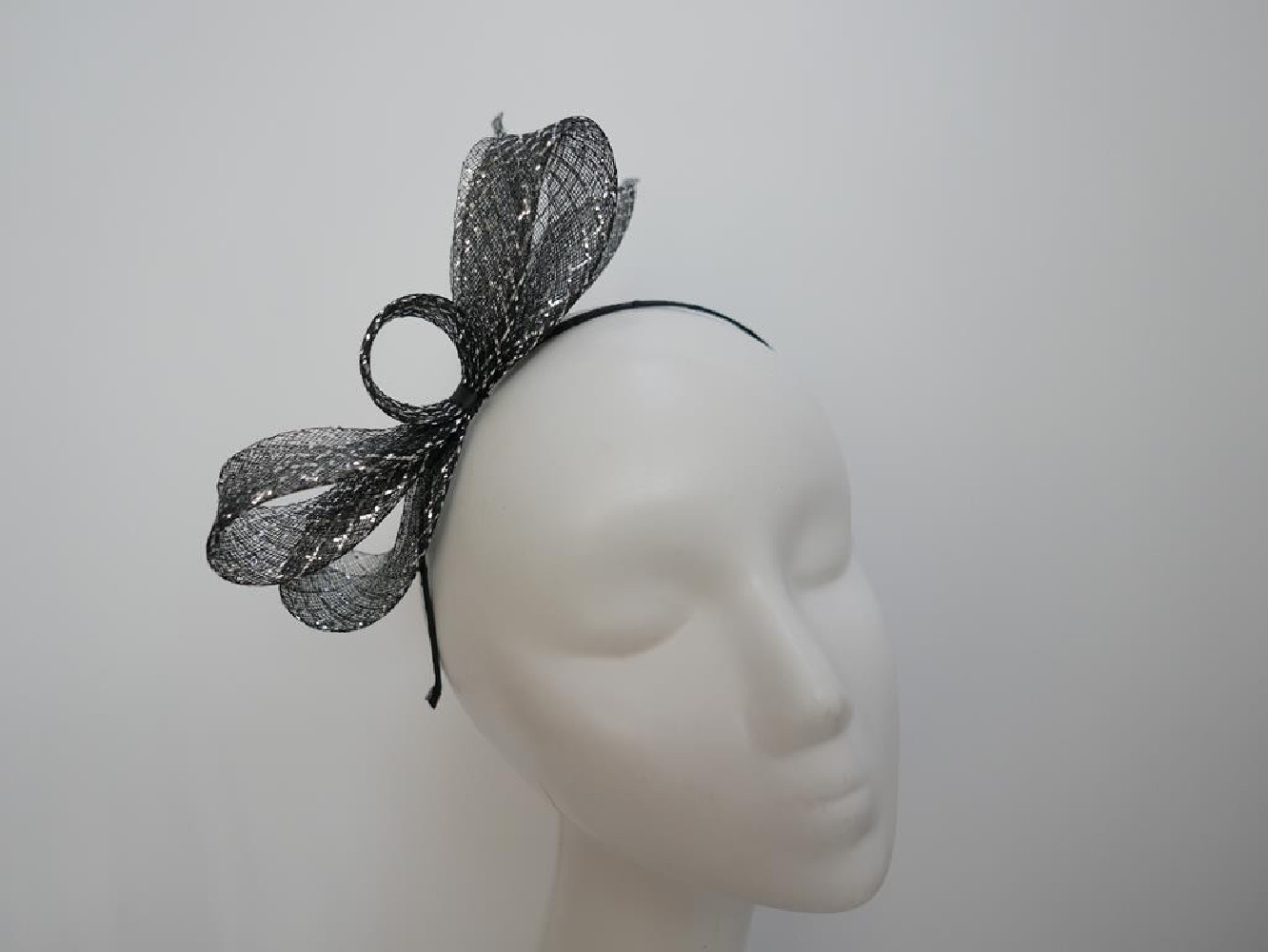 Czarno srebrny fascynator z crin na przepasce