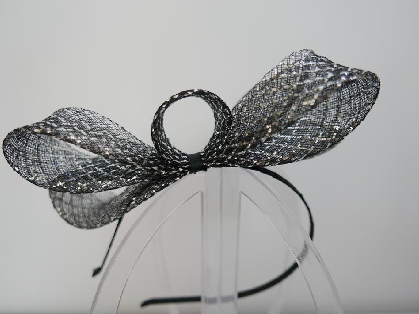 Czarno srebrny fascynator z crin na przepasce