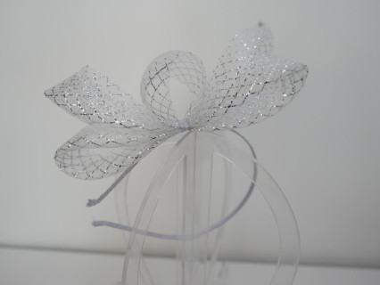 Biało srebrny fascynator z crin na przepasce