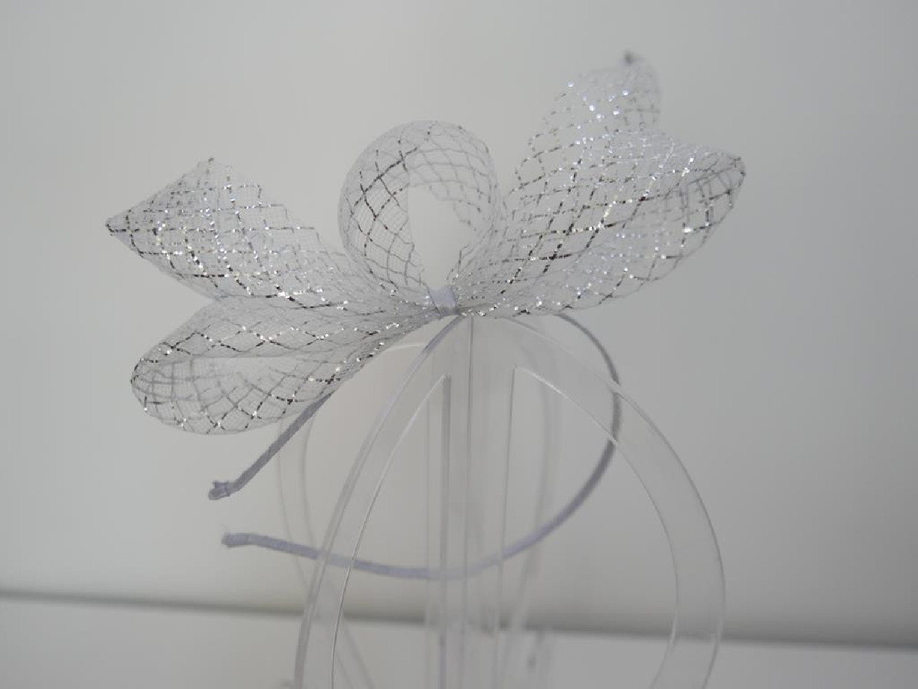 Biało srebrny fascynator z crin na przepasce