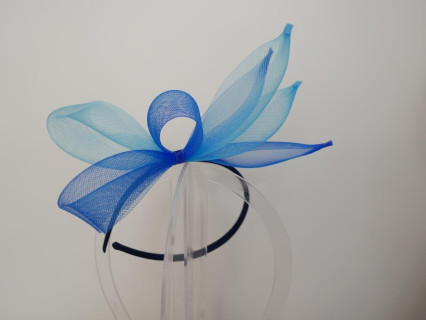 Niebiesko błękirny fascynator z crin na przepasce