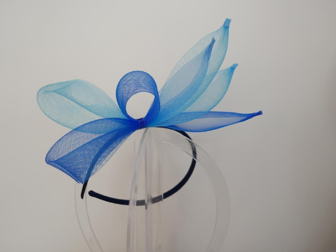 Niebiesko błękirny fascynator z crin na przepasce