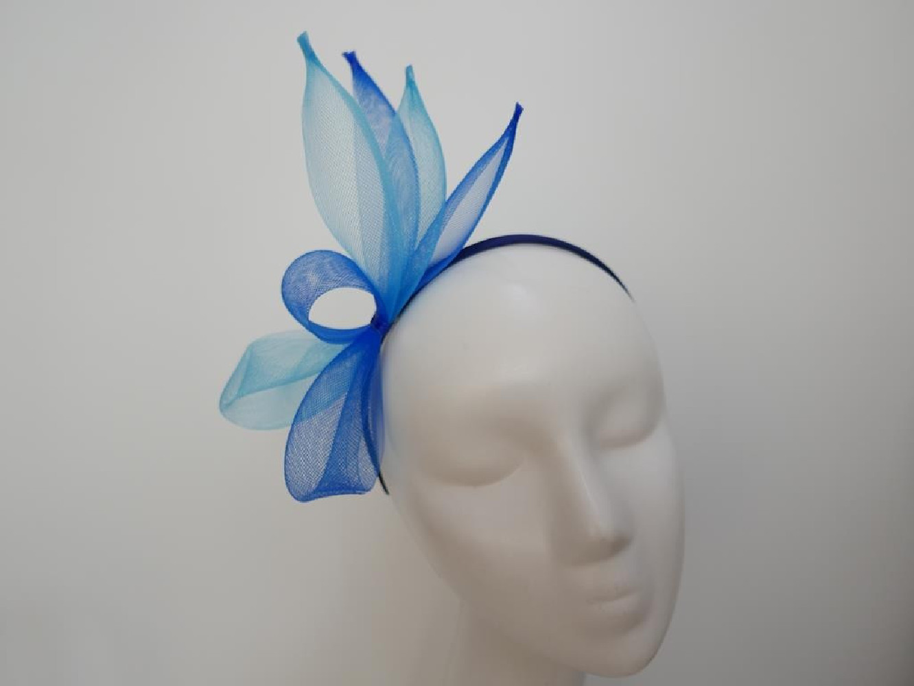 Niebiesko błękirny fascynator z crin na przepasce