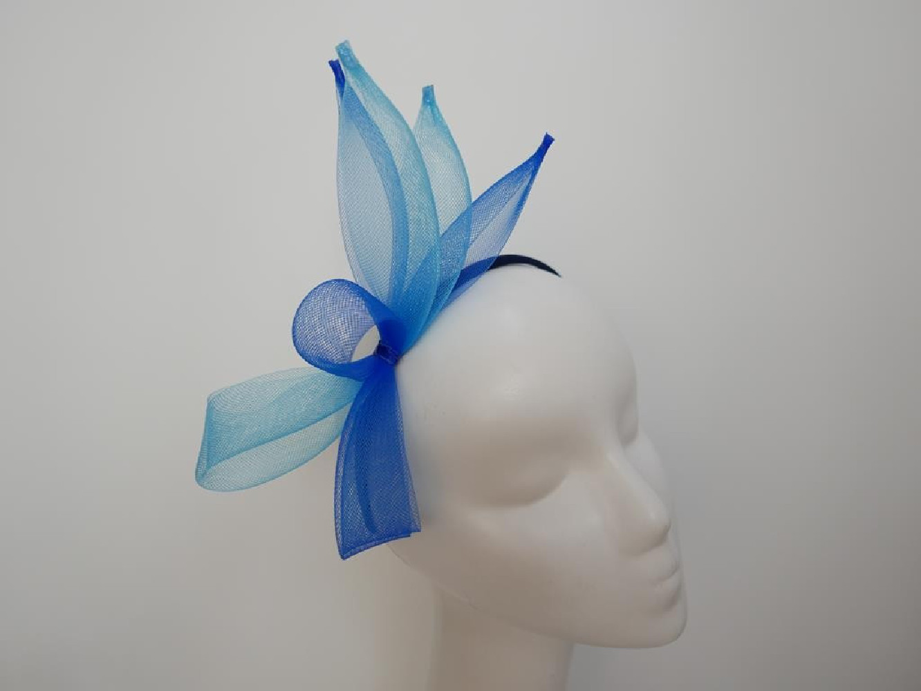 Niebiesko błękirny fascynator z crin na przepasce