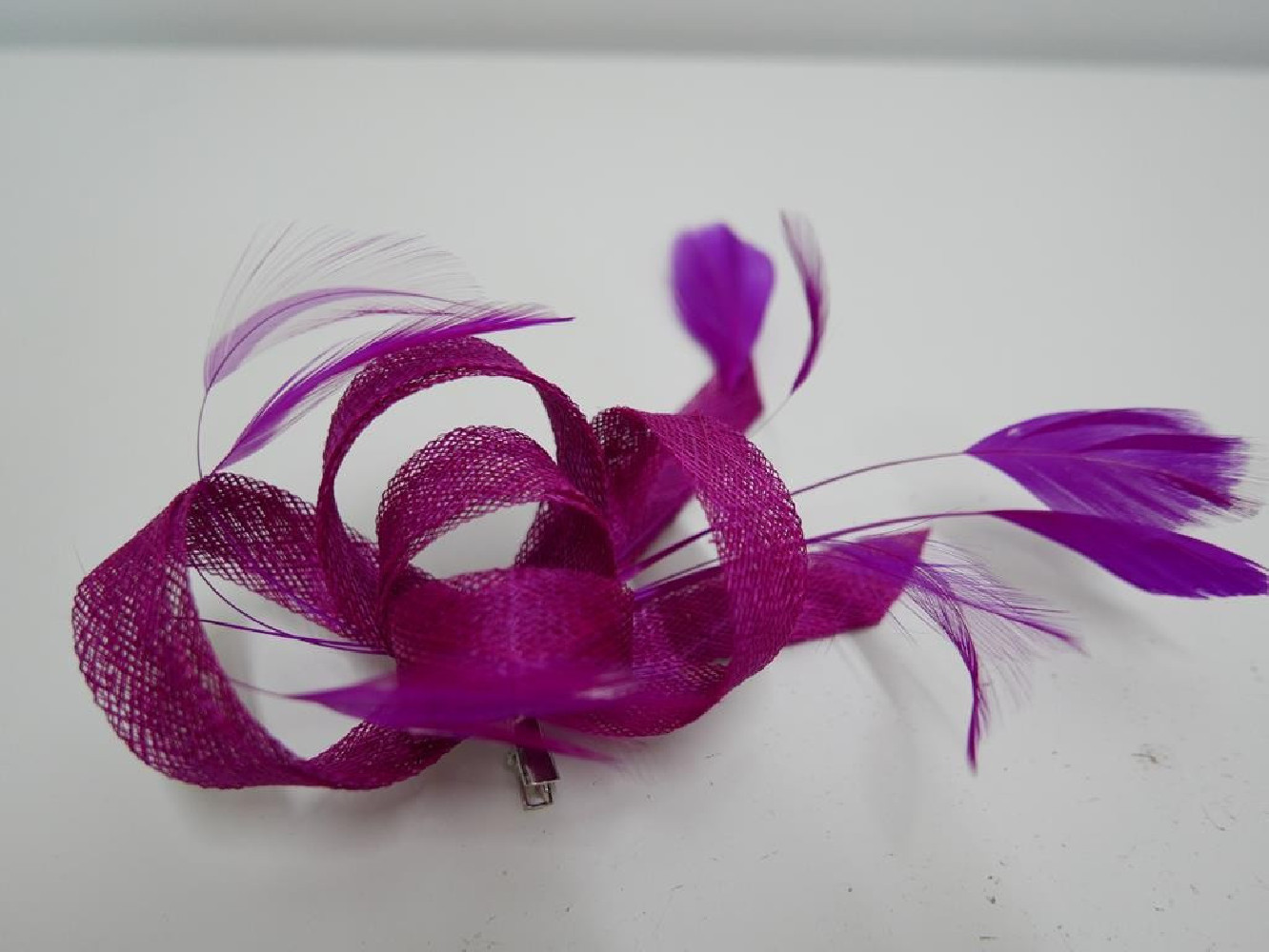 Fuksja stroik fascynator z sinamay do włosów sukni kapelusza