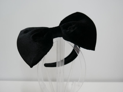 Czarna kokarda z aksamitu na przepasce