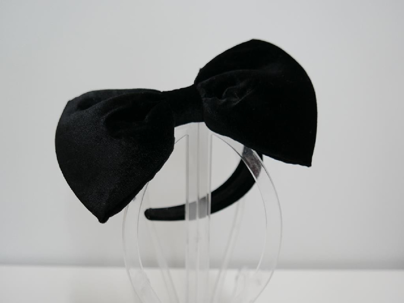 Czarna kokarda z aksamitu na przepasce