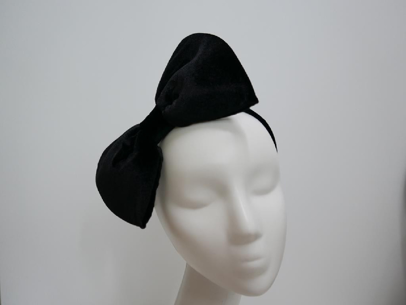 Czarna kokarda z aksamitu na przepasce