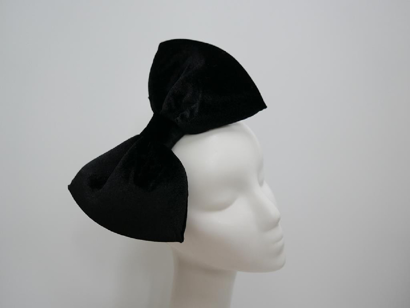 Czarna kokarda z aksamitu na przepasce