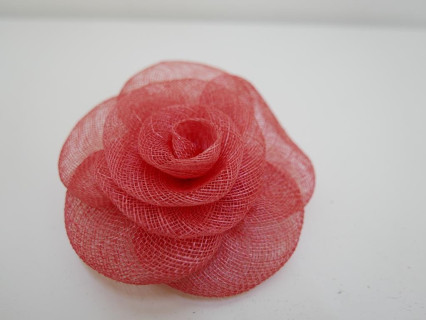 Koralowy kwiat z sinamay do włosów sukni kapelusza