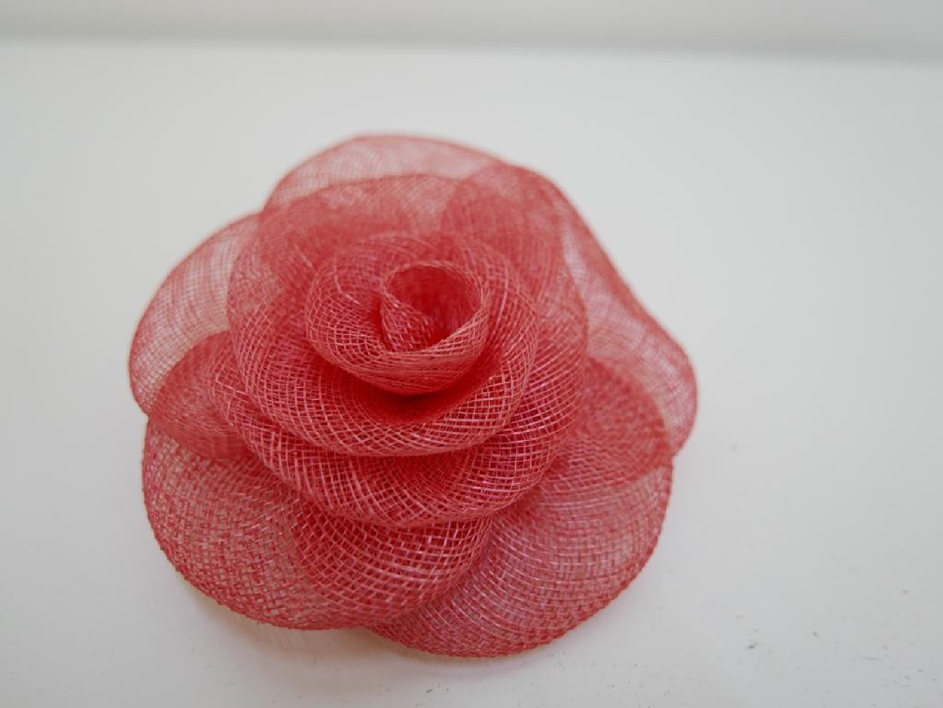 Koralowy kwiat z sinamay do włosów sukni kapelusza