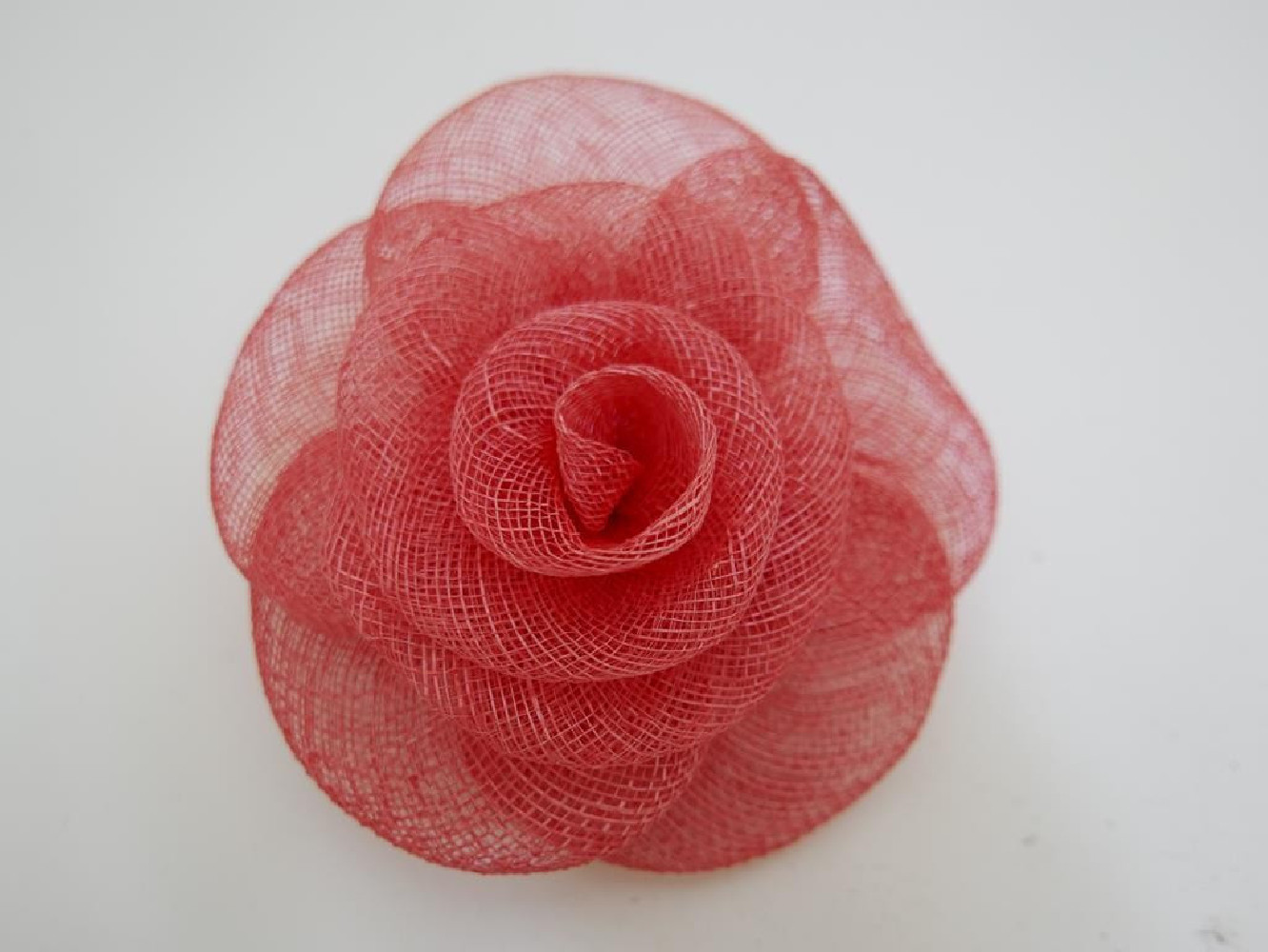 Koralowy kwiat z sinamay do włosów sukni kapelusza
