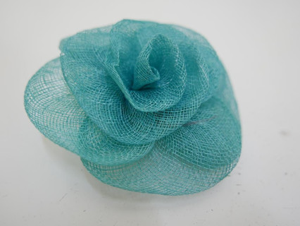 Turkusowy kwiat z sinamay do włosów sukni kapelusza