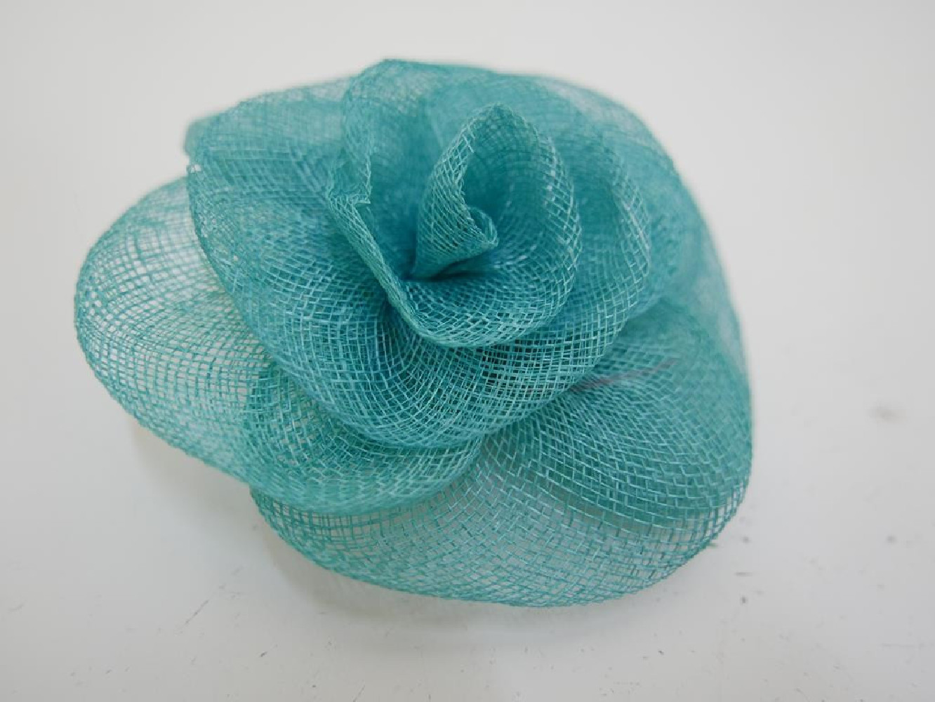 Turkusowy kwiat z sinamay do włosów sukni kapelusza