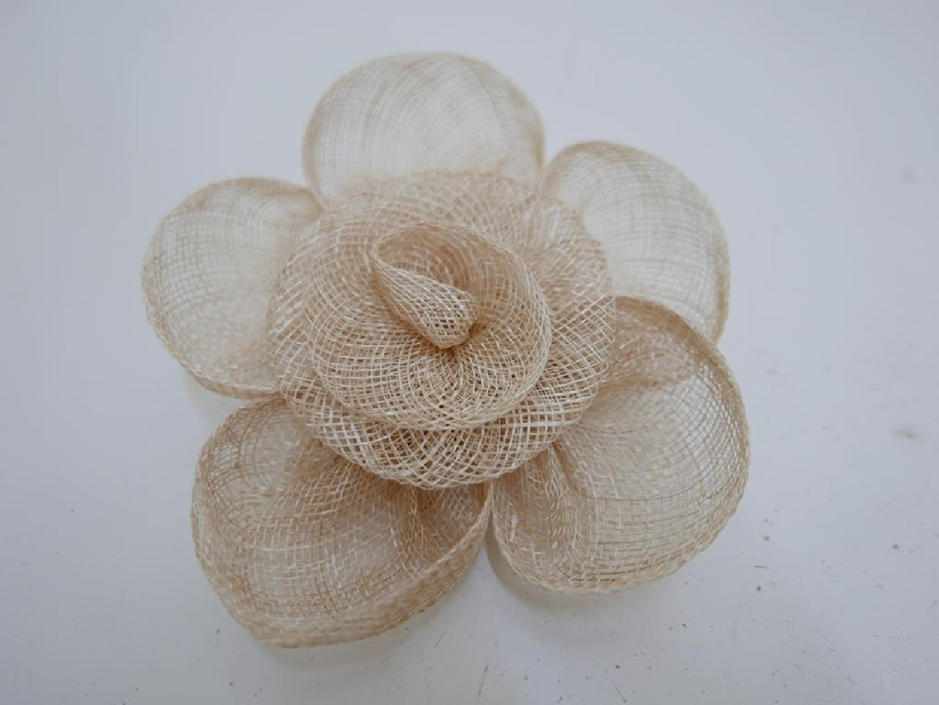 Beżowy kwiat z sinamay do włosów sukni kapelusza