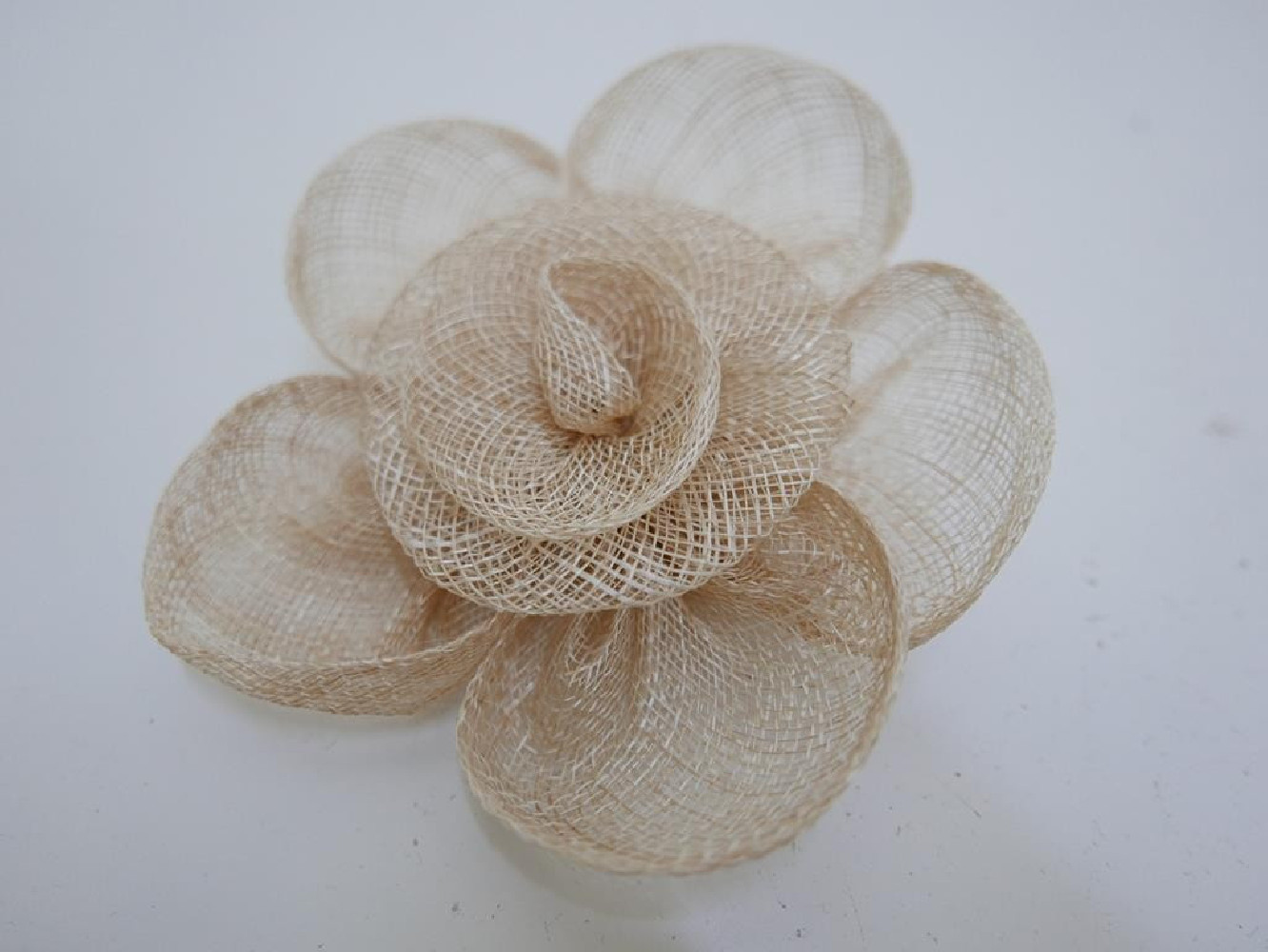 Beżowy kwiat z sinamay do włosów sukni kapelusza