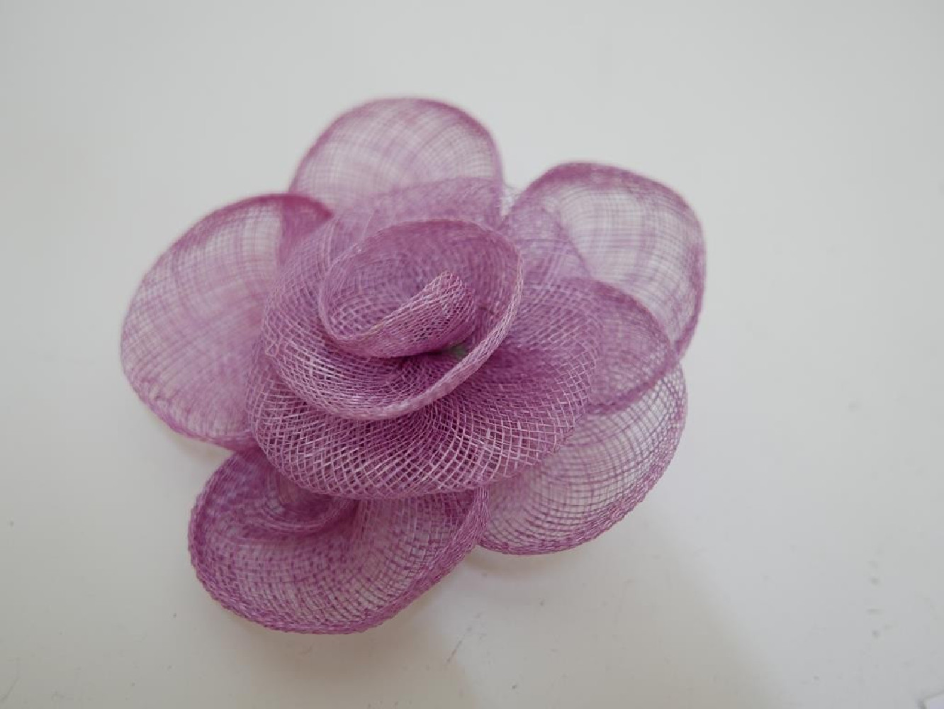 Wrzosowy kwiat z sinamay do włosów sukni kapelusza