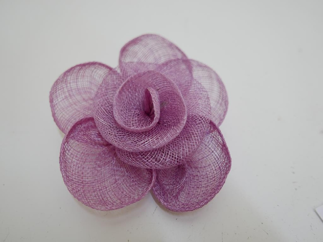 Wrzosowy kwiat z sinamay do włosów sukni kapelusza