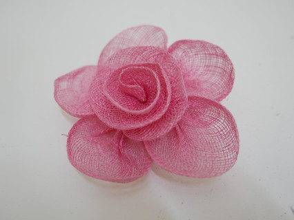 Różowy kwiat z sinamay do włosów sukni kapelusza