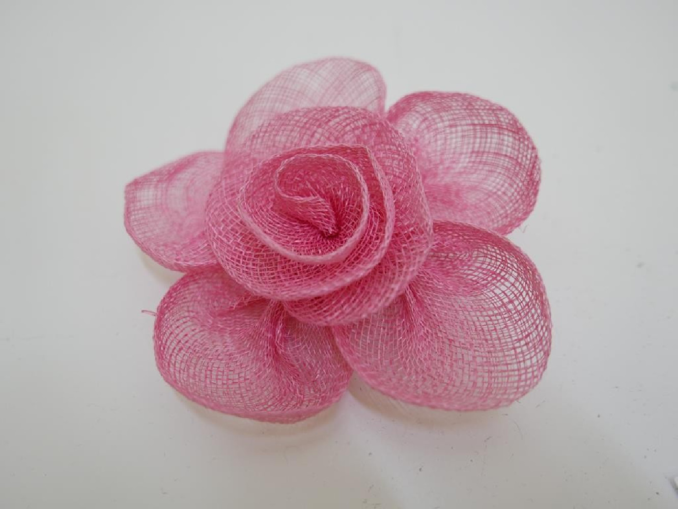 Różowy kwiat z sinamay do włosów sukni kapelusza