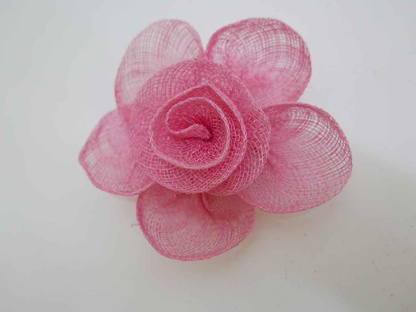 Różowy kwiat z sinamay do włosów sukni kapelusza