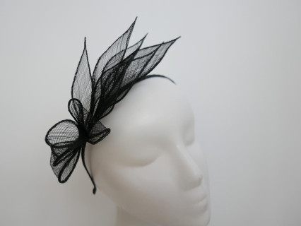 Czarny fascynator z sinamay na przepasce