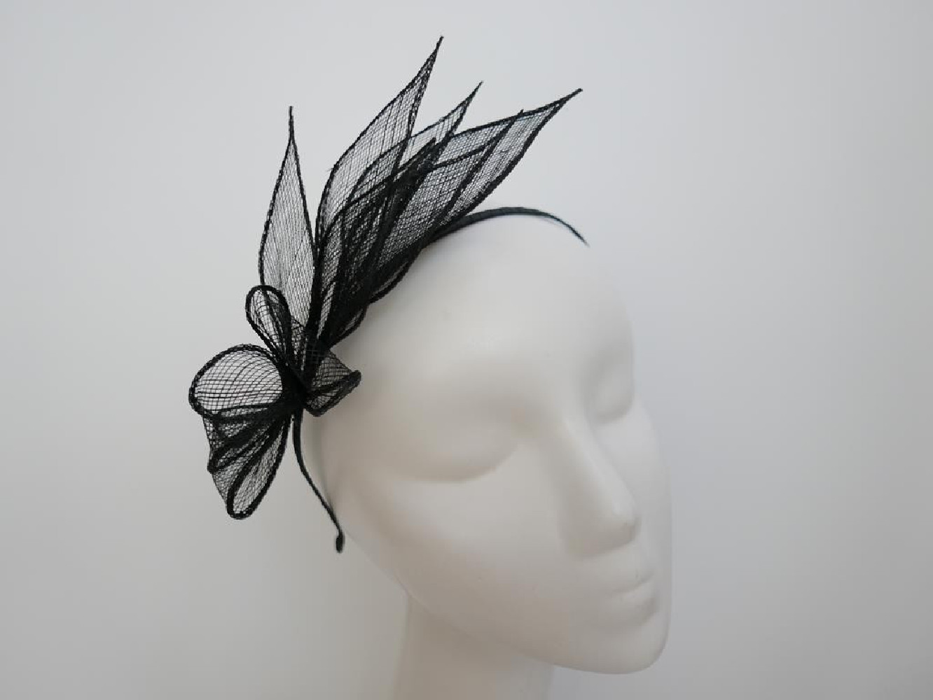Czarny fascynator z sinamay na przepasce