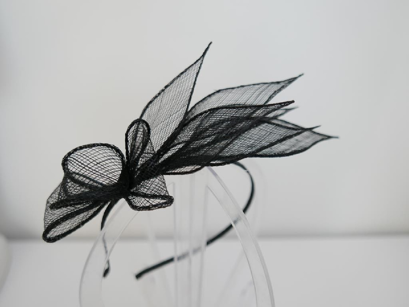 Czarny fascynator z sinamay na przepasce