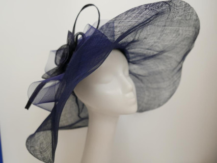 Granatowy kapelusz sinamay z dużym rondem do 56 cm