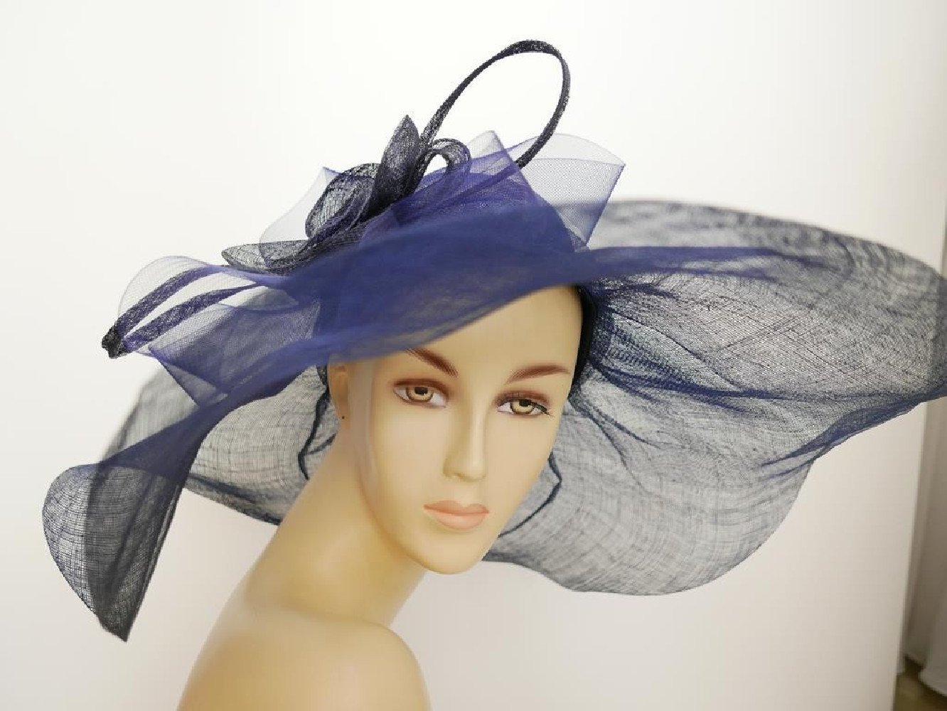 Granatowy kapelusz sinamay z dużym rondem do 56 cm